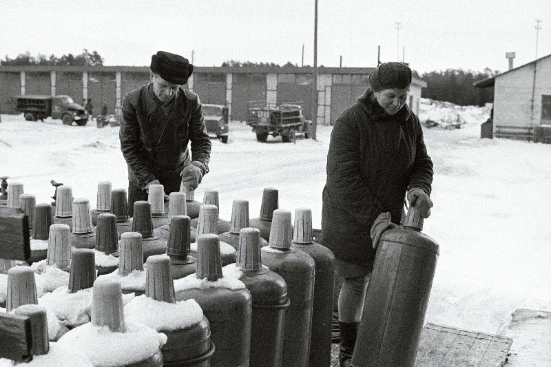 Haapsalu Rajoonidevahelise Gaasimajanduse Kontori laohoidja Aino Tikker ja autojuht Edgar Hallikmäe.
