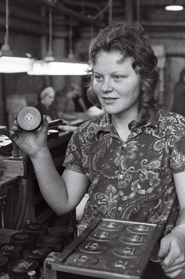 Vabriku "Tegur" noortööline Eha Kõvasild hokilitreid markeerimas.  duplicate photo