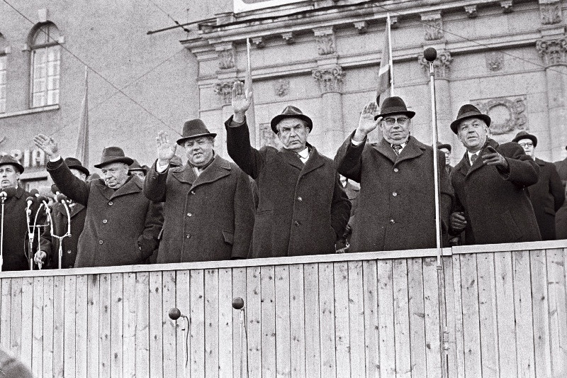 Vabariigi partei- ja valitsuse juhid oktoobridemonstratsioonist osavõtjaid tervitamas.