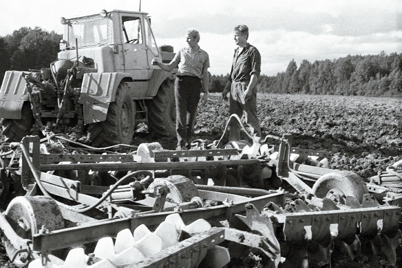 Sädeme sovhoosi peaagronoom Jüri Sipelgas (vasakul) ja traktorist Jüri Talvat.