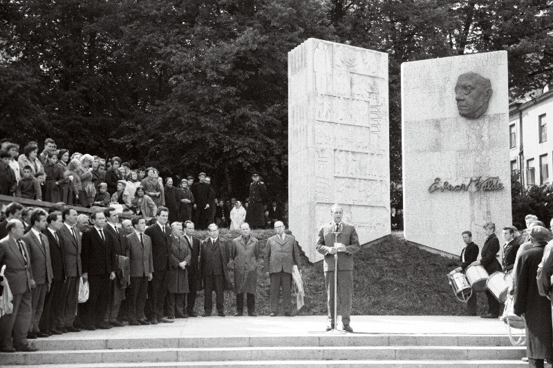 Eesti NSV Ministrite Nõukogu esimehe asetäitja Arnold Green kõnelemas Eduard Vilde monumendi avamisel.