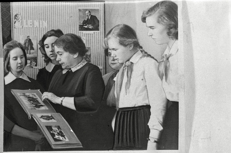 1912. aastast partei liige, Leniniga kohtunud vana revolutsionäär M. Ehder - Ježova Tallinna 16. Keskkooli pioneeride keskel.