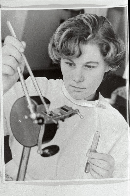 Paide rajoonidevahelise veterinaar-bakterioloogilise laboratooriumi veterinaararst Viivi Sepp uue refraktomeetriga vere valgusisaldust määramas.