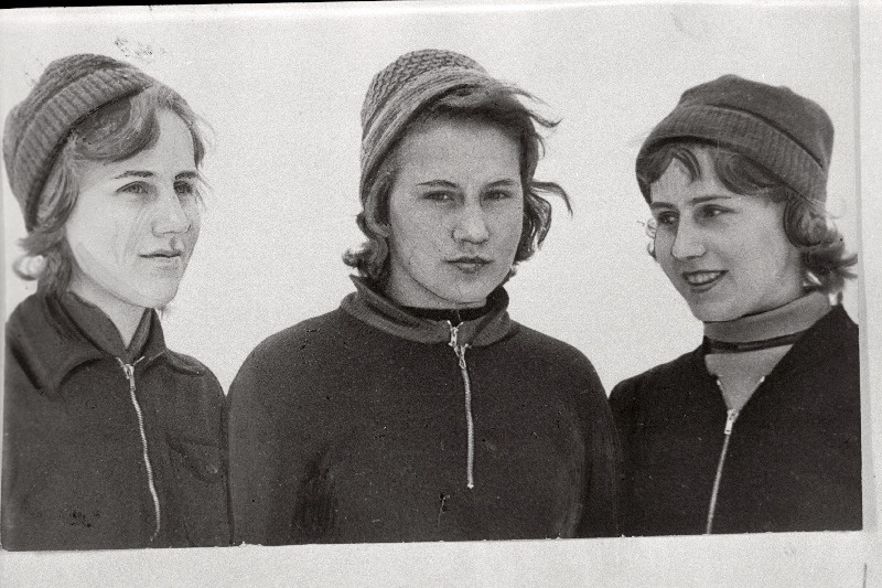 Tublid sportlased, Abja Keskkooli parimad õpilased, õed (vasakult) Helgi, Milvi ja Aili Mäed.