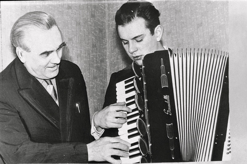 Tallinna Muusikakooli poolt Partei ja Riigikontrolli Komitee kaastöögruppi valitud eesrindlik pedagoog, Eesti NSV teeneline kunstitegelane Leopold Vigla tunnis oma õpilase Zalel Koslovskiga.