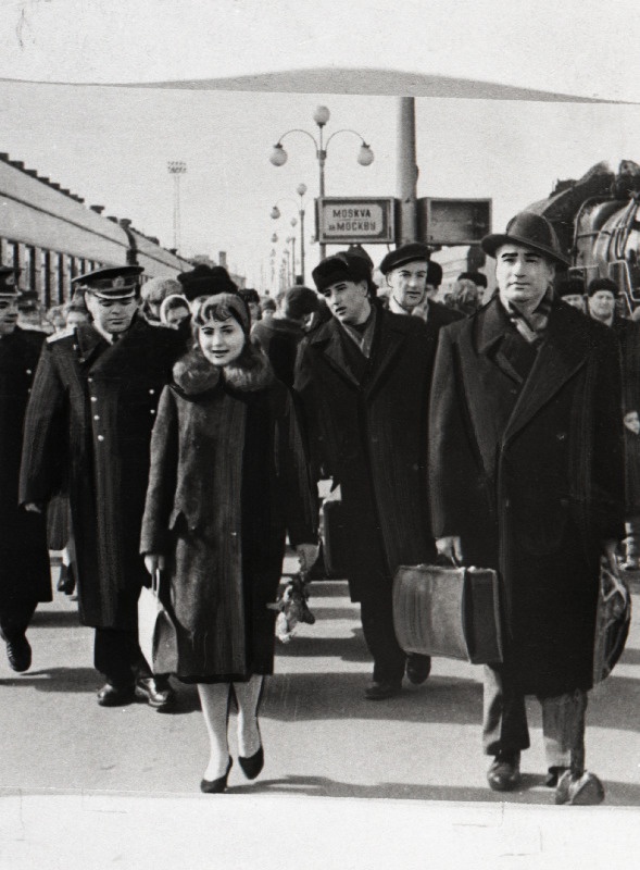 Nõukogude Armee Keskteatri näitlejad Tallinna külalisetendustele saabumisel Balti jaamas.