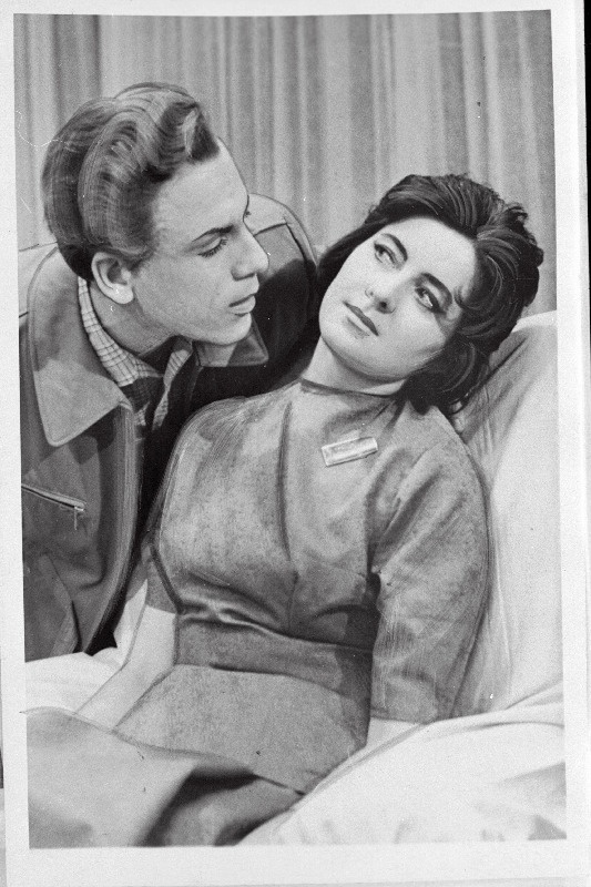 Stseen L. Saveljevi draamast "Eksisamm" P. Pinna nimelises Rahvateatris; Lunin - Paul Jortig, Leena - Mall Leissar.