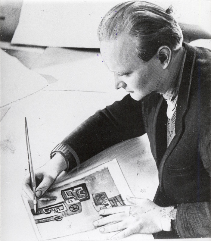 NSV Liidu Rahvamajanduse Saavutuste Näitusel hõbemedali saanud Tartu Naha -ja Jalatsikombinaadi kunstnik J. Valk-Falk uusi nahkehistööde mustreid valmistamas.