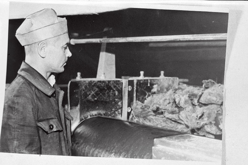 Kummitoodete Vabriku Tegur üks paremaid töömehi kommunistliku töö eesrindlane, valtsija, vabriku kultuurikomisjoni esimees Elmar Aston.