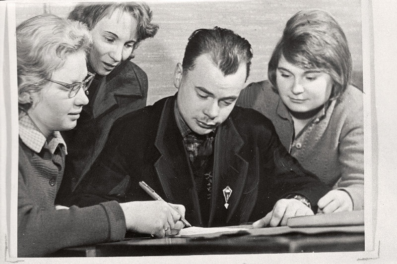 A. Sommerlingi nimelise sovhoosi noored (vasakult) Tiiu Vaiksar, Helgi Ilau, Vello Oja ja Eve Kiil uue aasta telegrammi Ukraina Pervoe Maja kolhoosi lülivanemale Nadežda Zogladale koostamas.