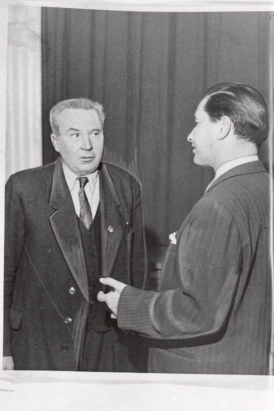 P. Keres vestlemas Rahva Hääle maleülesannete lahendamise võitja, Tootsi Turbakombinaadi töötaja Johannes Mälguga.