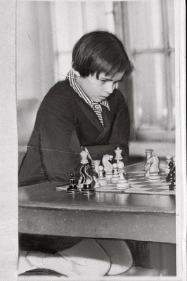 8-aastane Ülle Purju maleklubis linna koolinoorte meistrivõistlustel malet mängimas.  duplicate photo