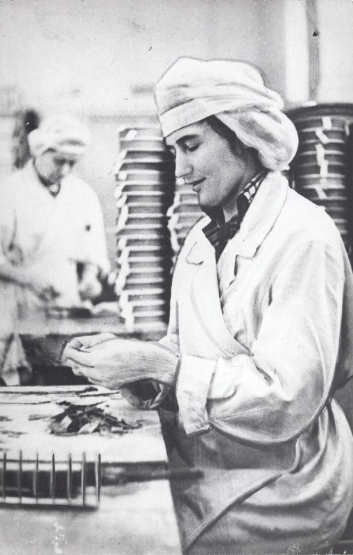 Kondiitritoodete Vabriku Kalev kompvekitsehhi kommunistliku töö brigaadi liige, tsehhi spordiinstruktor Ruth Ojaaru assortiišokolaadi pakkimas.