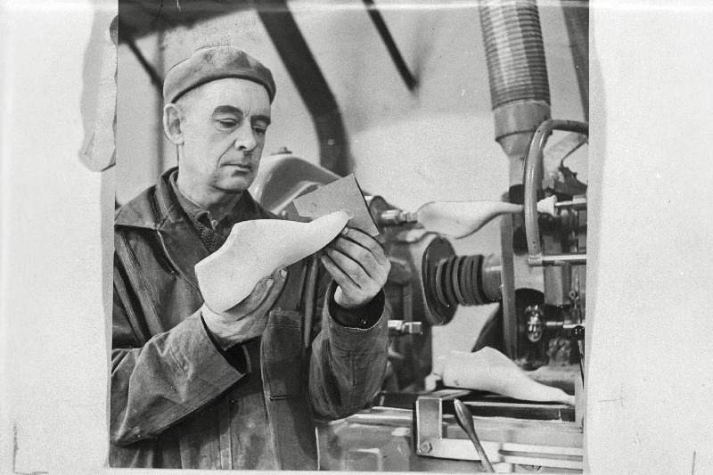 Viljandi Metsakombinaadi juures hiljuti käiku lastud uute Austriast saadud automaat-liistukopeerimismasinatega varustatud liistutsehhis modelleerija Alfred Aruvald väljastatud liistu täpsust kontrollimas.