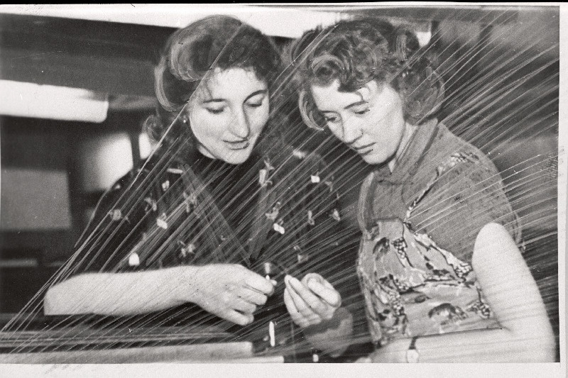 Tekstiilivabriku Punane Koit kangruosakonna üks tublim kangur, Tallinna linnanõukogu saadik vabriku töötajate poolt esitatud Amanda Roes koos oma õpilase Aime Keldega (paremal).