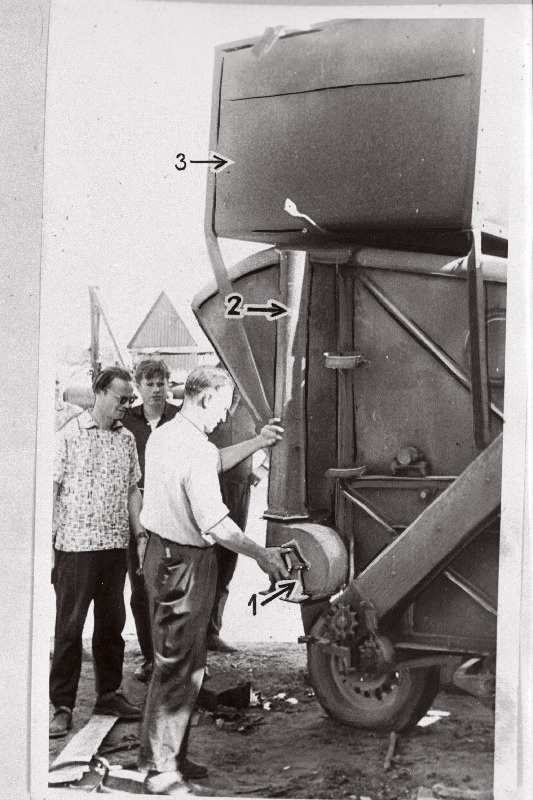 Rapla rajooni Kehtna sovhoosi lisaseadmetega varustatud kombain S-4 1. ventilaator aganate ja terade puhumiseks kogujatest punkrisse 2. Toru 3. Lisapunker aganate ja terade mahutamiseks.