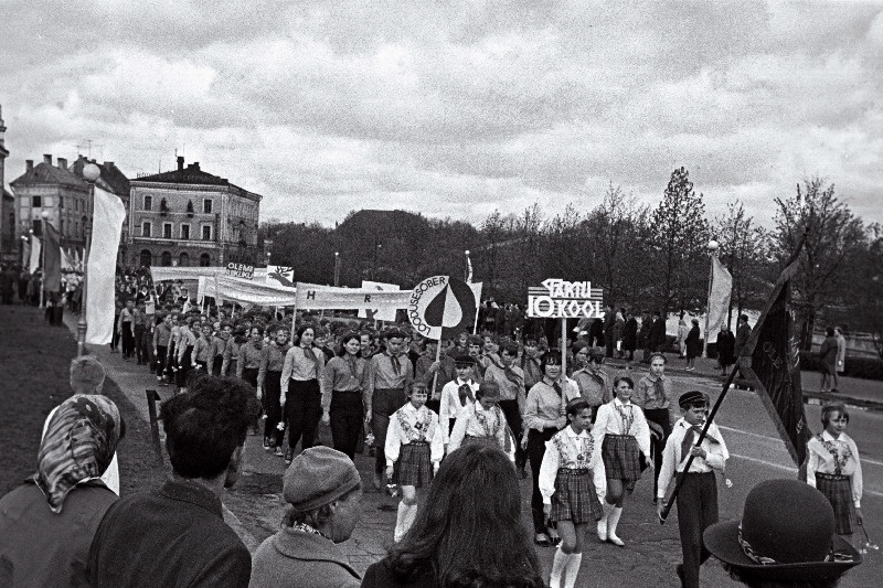 Vaade pioneeride paraadile Oktoobri puiesteel.