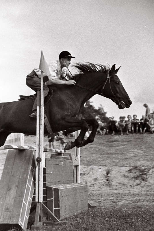 A.  Künnapuu Avangardi kolhoosis Tartu Riikliku Ülikooli ratsaspordipäeval takistust ületamas.