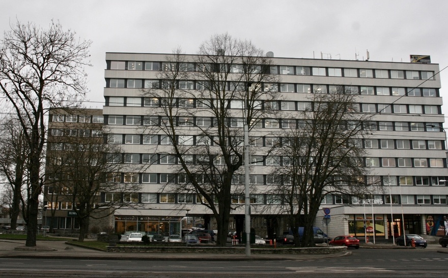 Ajakirjandusmaja Tallinnas, vaade hoonele nurgalt Pärnu mnt poolt. Arhitektid Uno Rosme, Enno Treiberg, ETP rephoto