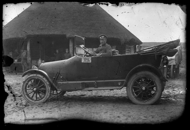Sõjaväelane autoga