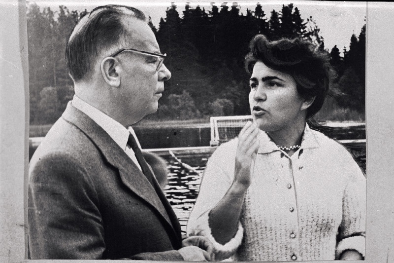 NSV Liidu Teaduste Akadeemia Astronoomia Nõukogu esimehe asetäitja füüsika ja matemaatika doktor Alla Massevitš ja akadeemik A. Kipper Tõraveres toimunud NSV Liidu esimesel kosmogonistide suvekoolis vestlemas.