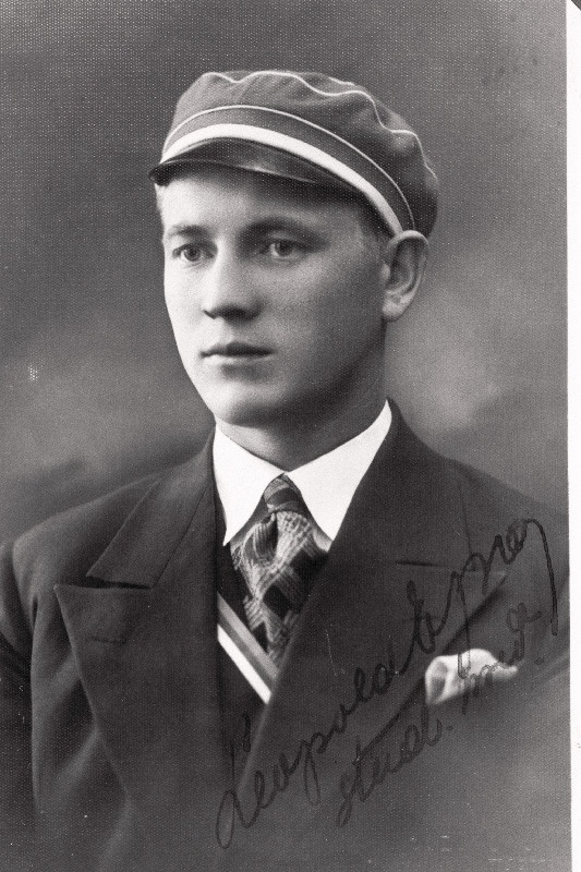 Üliõpilaskorporatsiooni Fraternitas Liviensis liige, Tartu Ülikooli arstiteaduskonna üliõpilane Leopold Epro.