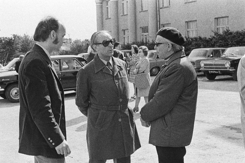 Eesti Maaviljeluse ja Maaparanduse Teadusliku Uurimise Instituudis toimunud vabariigi loomingulise aktiivi seminarlektooriumist osavõtjad: (paremalt) kirjanik Paul Kuusberg, helilooja Boris Kõrver ja Eesti NSV Kirjanike Liidu organiseerimistöö sekretär Rein Prii vestlemas.