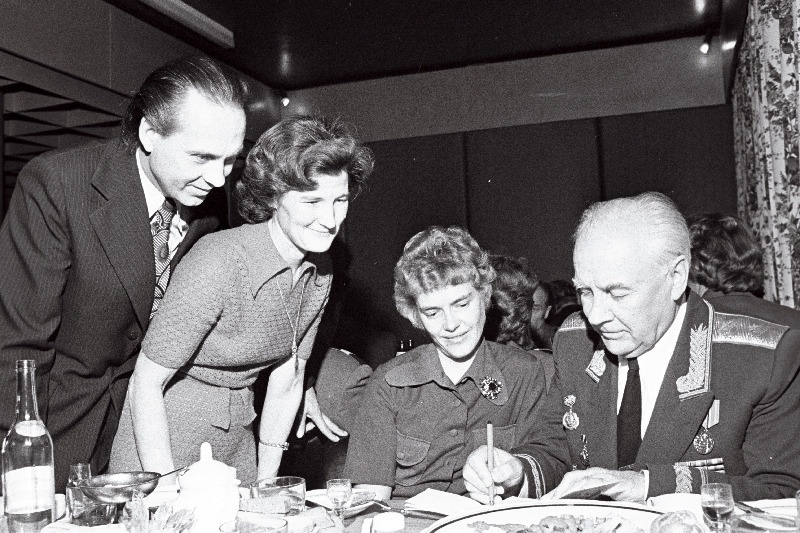 Erukindralmajor Karl Aru (paremal) Tapa noorteklubi „Noorus“ kohtumisõhtul autogramme andmas.