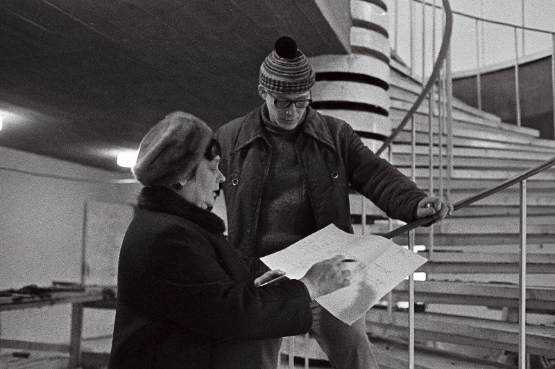 Eesti NSV teeneline arhitekt Valve Pormeister (vasakul) ja Jäneda sovhoostehnikumi uue õppehoone ehituse töödejuhataja Jüri Esinurme nõu pidamas.