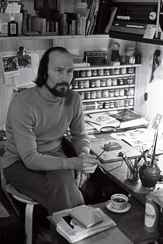 Graafik Henno Arrak oma ateljees.