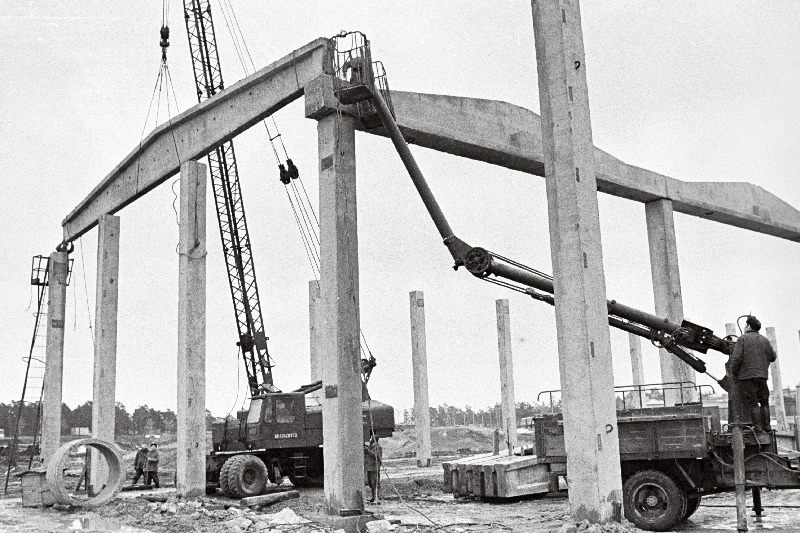 Vaade Eesti NSV Teenindusministeeriumi sõiduautode autoteeninduse  kompleksi  tagavaraosade kesklao hoone ehitusele.