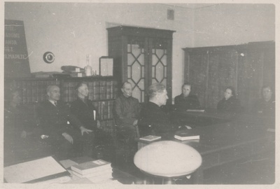 ENSV Riikliku Ajaloo Keskarhiivi juhtivad töötajad nõupidamisel  similar photo