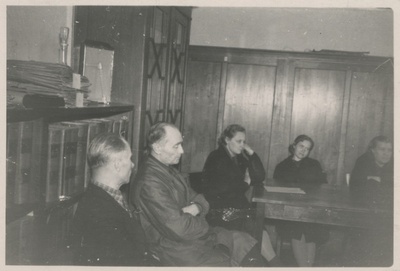 ENSV Riikliku Ajaloo Keskarhiivi juhtivad töötajad nõupidamisel  similar photo