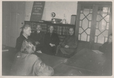 ENSV Riikliku Ajaloo Keskarhiivi juhtivad töötajad nõupidamisel  similar photo