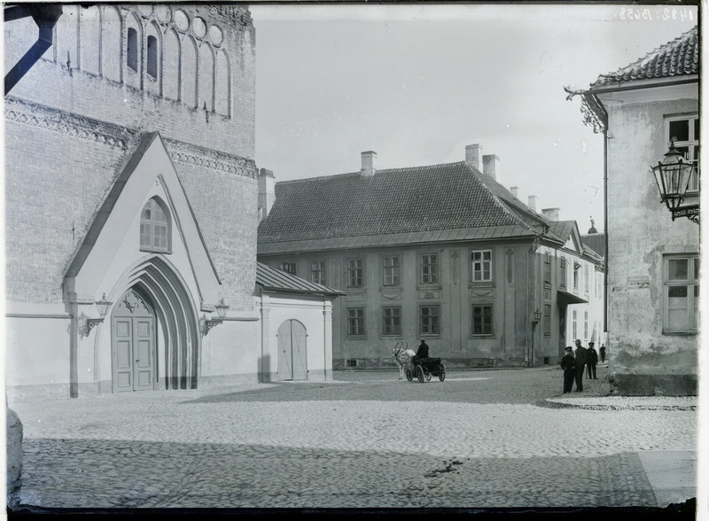 Tartu Jaani kiriku peaportaal 19. sajandi lõpul