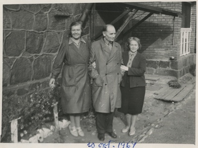 ENSV Riikliku Ajaloo Keskarhiivi töötajad B. Labi, O. Vares ja A. Martin arhiivi külgukse juures, täispikkuses grupifoto  similar photo