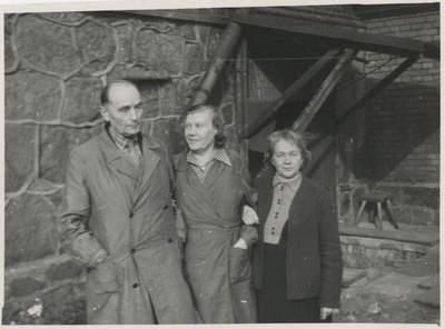 ENSV Riikliku Ajaloo Keskarhiivi töötajad O. Vares, B. Labi ja A. Martin arhiivi külgukse juures B. Labi 25. aasta tööjuubeli järgsel päeval  similar photo