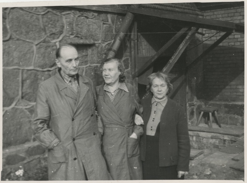 ENSV Riikliku Ajaloo Keskarhiivi töötajad O. Vares, B. Labi ja A. Martin arhiivi külgukse juures B. Labi 25. aasta tööjuubeli järgsel päeval
