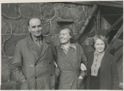 ENSV Riikliku Ajaloo Keskarhiivi töötajad O. Vares, B. Labi ja A. Martin arhiivi õues B. Labi 25. aasta tööjuubeli järgsel päeval  similar photo