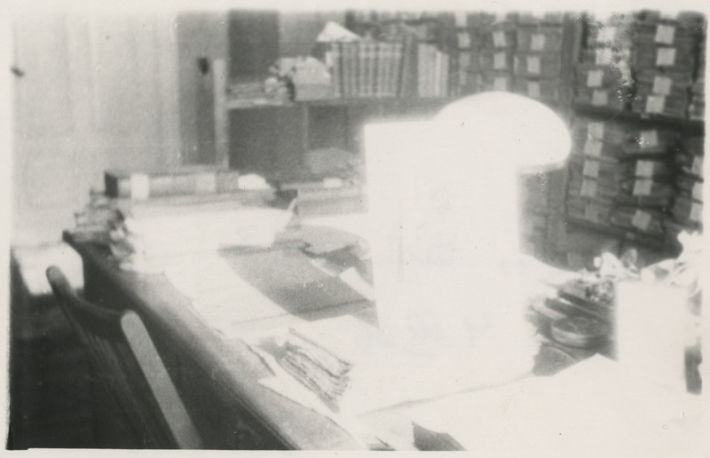ENSV Riikliku Ajaloo Keskarhiivi IV-da korruse töötuba (udune foto)