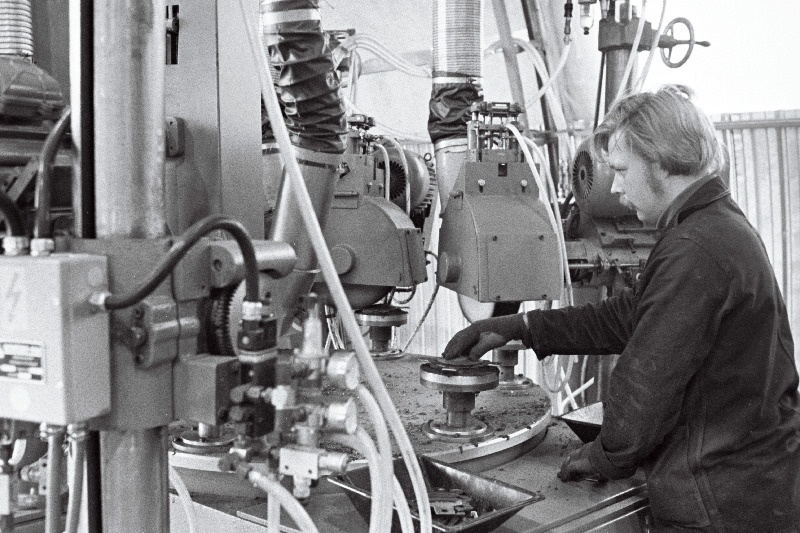Tootmiskoondise „Norma“ tööline Väino Kalam töötamas uuel poolautomaatseadmel, millel lihvitakse ja poleeritakse turvavööde lukkude detaile.