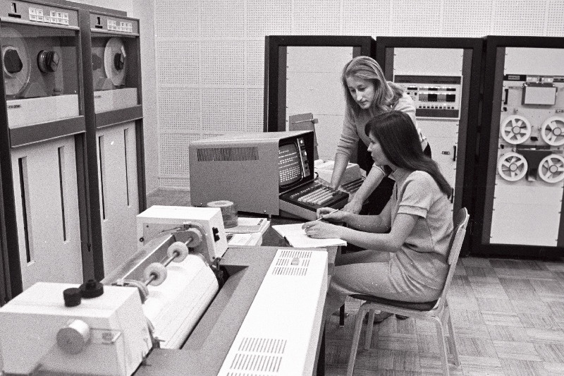 V. I. Lenini nimelise Kohtla-Järve Põlevkivitöötlemise Kombinaadi programmeerimisinsenerid Maia Zahharova (istub) ja Nataša Beljuga elektronarvutil EC-1010 töötamas.