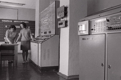 Keila Teraviljasaaduste Eksperimentaalkombinaadi elevaatori juhtimispuldi juures peavad aru elevaatori juhataja asetäitja Kai Tsaturjon (vasakul) ja operaator Tatjana Solomatina.  similar photo