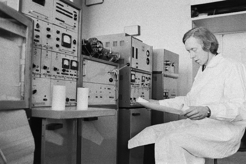 Eesti NSV Teaduste Akadeemia Keemia Instituudi füüsikalis-keemilisete uuringute sektori vaneminsener Mati Müürisepp kromato-massispektomeetril põlevkiviõli analüüsimas.