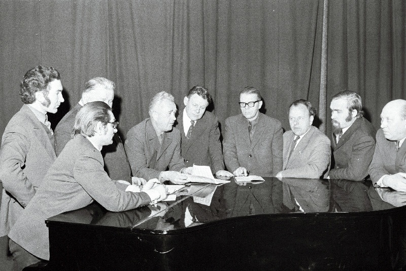 Saaremaa Ühendatud Meeskoori liikmed koos dirigent Harry Kuusega (vasakult neljas).