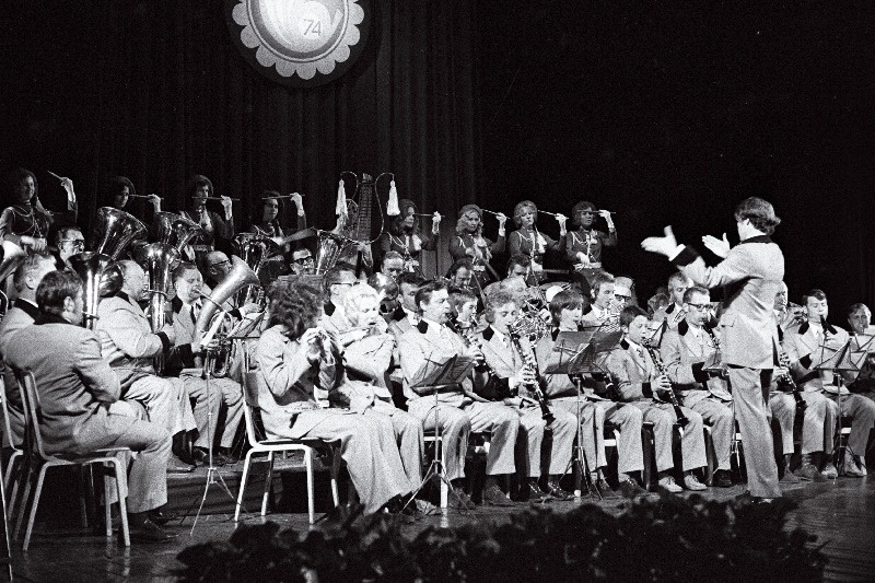 EPT Vändra osakonna puhkpilliorkester Aksel Andreksoni juhatusel esinemas.