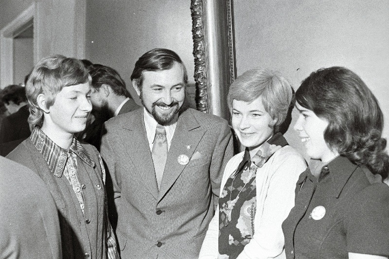 ELKNÜ XVII kongressi delegaadid: (vasakult) Saku sovhoosi agronoom Ene Kesa, "Sotsialismi Tee" kolhoosi osakonnajuhataja Erich Lage, Saue sovhoosi aiandusbrigadir Urve Rähn ja Tallinna aiandussovhoosi agronoom Sirje Viljamaa kongressi vaheajal vestlemas.