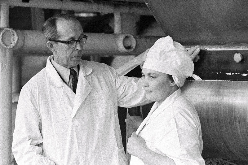 Tallinna Piimatoodete Kombinaadi külmutusseadmete masinist, kombinaadi partei-algorganisatsiooni sekretär Ilmar Saluste ja kohupiimavalmistaja Helju Lillepool.