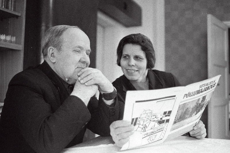 Tartu näidissovhoosi Rahinge farmi mehaanik Karl Allik ja sotsialistliku töö kangelane lüpsja Vaike Nutt.