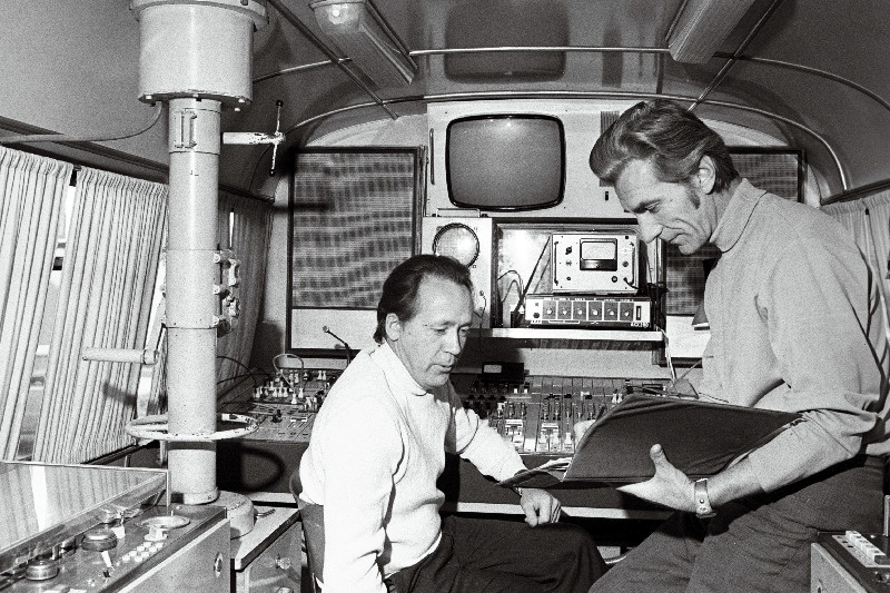 Eesti Raadio stereobussis on ametis saate "Ega amet leiba küsi" autor, kunstiliste saadete toimetuse kommentaator Hubert Veldermann (paremal) ja helirežissöör Vello Meier.